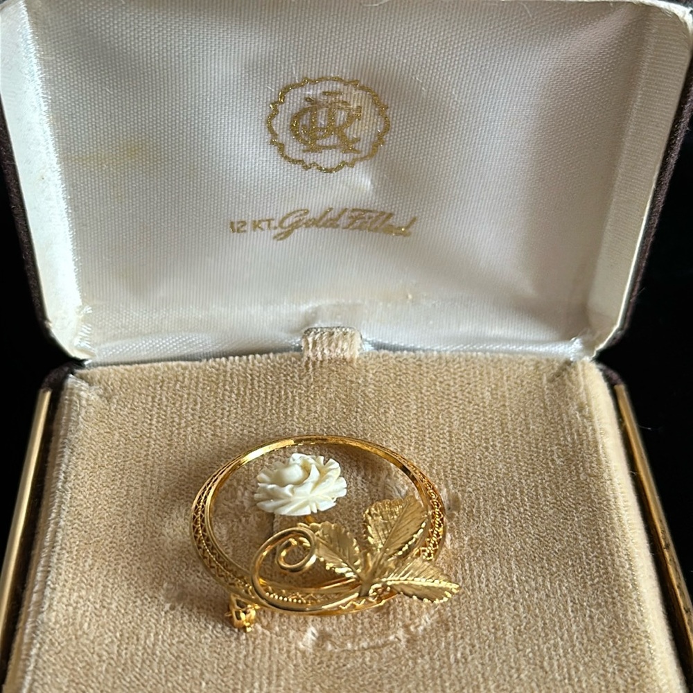 Vintage EUC 12K gold filled brooch with carved cream resin rose in original box - Picture 2 of 7